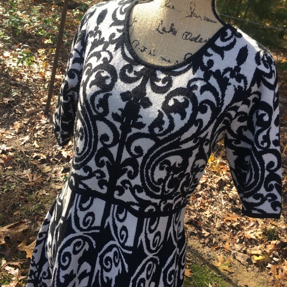 Roz & Ali Dresses & Skirts - Roz & Ali Victorian floral print sweater dress